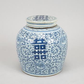 A blue and white Chinese jar, Qing dynasty, 19th Century.