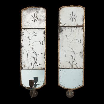 23. SPEGELLAMPETTER, ett par, för ett ljus, Sverige, 1700-talets andra hälft.