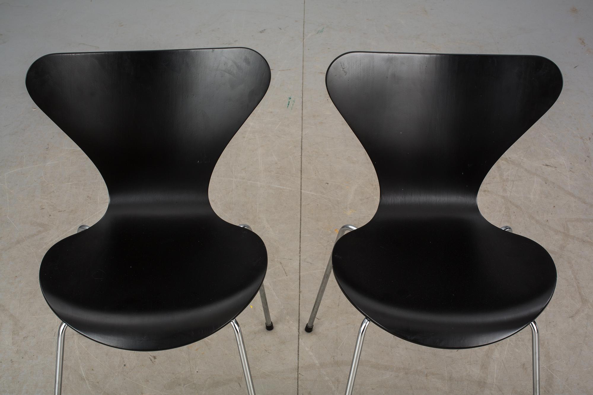 STOLAR, ett par, "Sjuan", Arne Jacobsen, Fritz Hansen, etikettmärkta 2000.