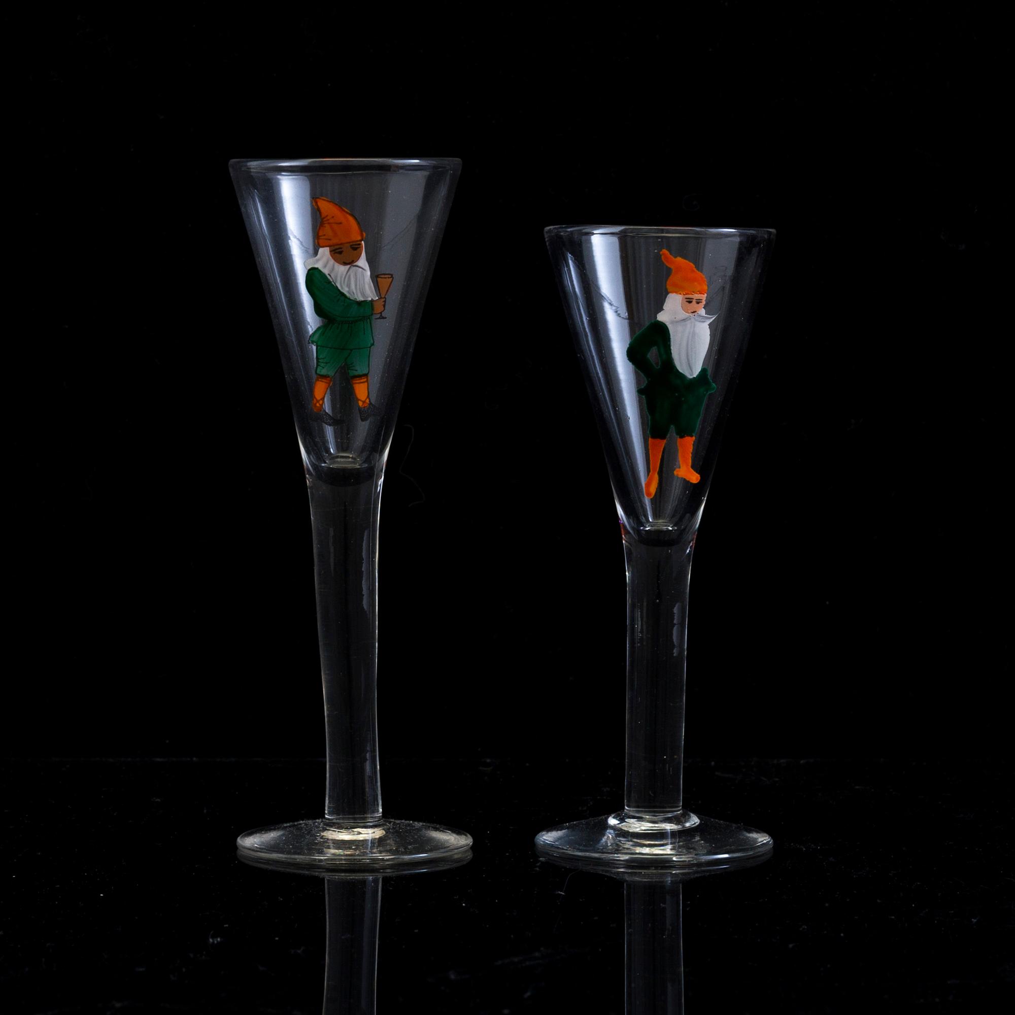 GLASSERVISDELAR, 79 st, glas, Julmotiv, 1900-tal.