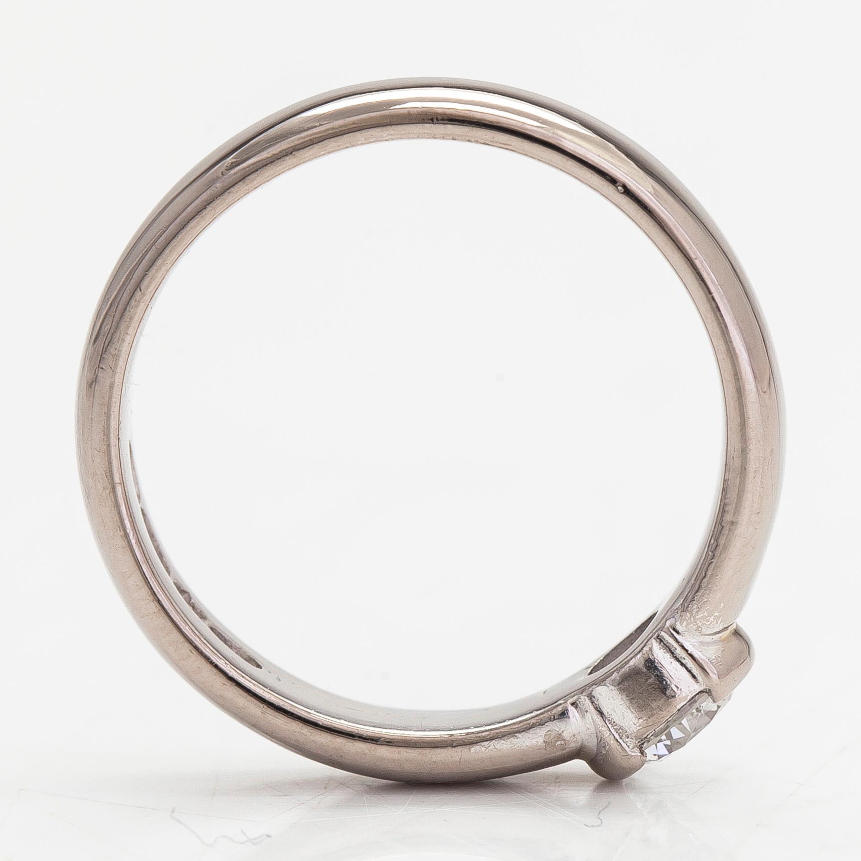 An 18K white gold ring with a brilliant-cut diamond approx. 0.40 ct. Finnish hallmarks, 2000.