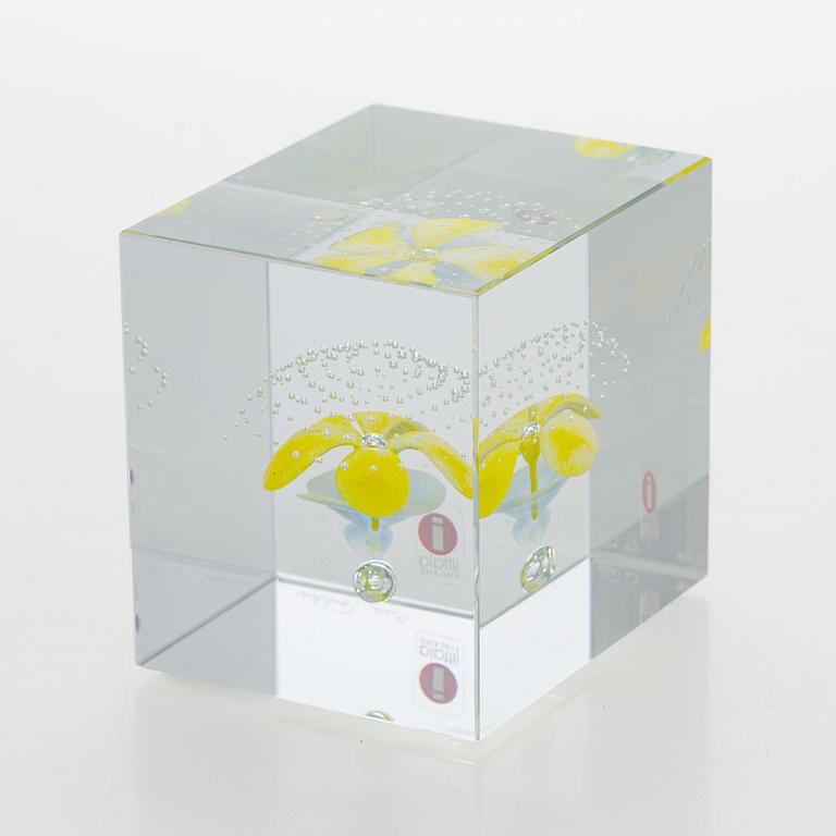 Oiva Toikka, an annual glass cube 2000, signed Oiva Toikka Nuutajärvi 2000, 960/2000.