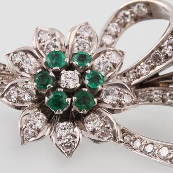 BROSCH, 18K vitguld med fasettslipade smaragder samt briljant och åttkantslipade diamanter ca 1.00 ct. Vikt 8,0 gram.