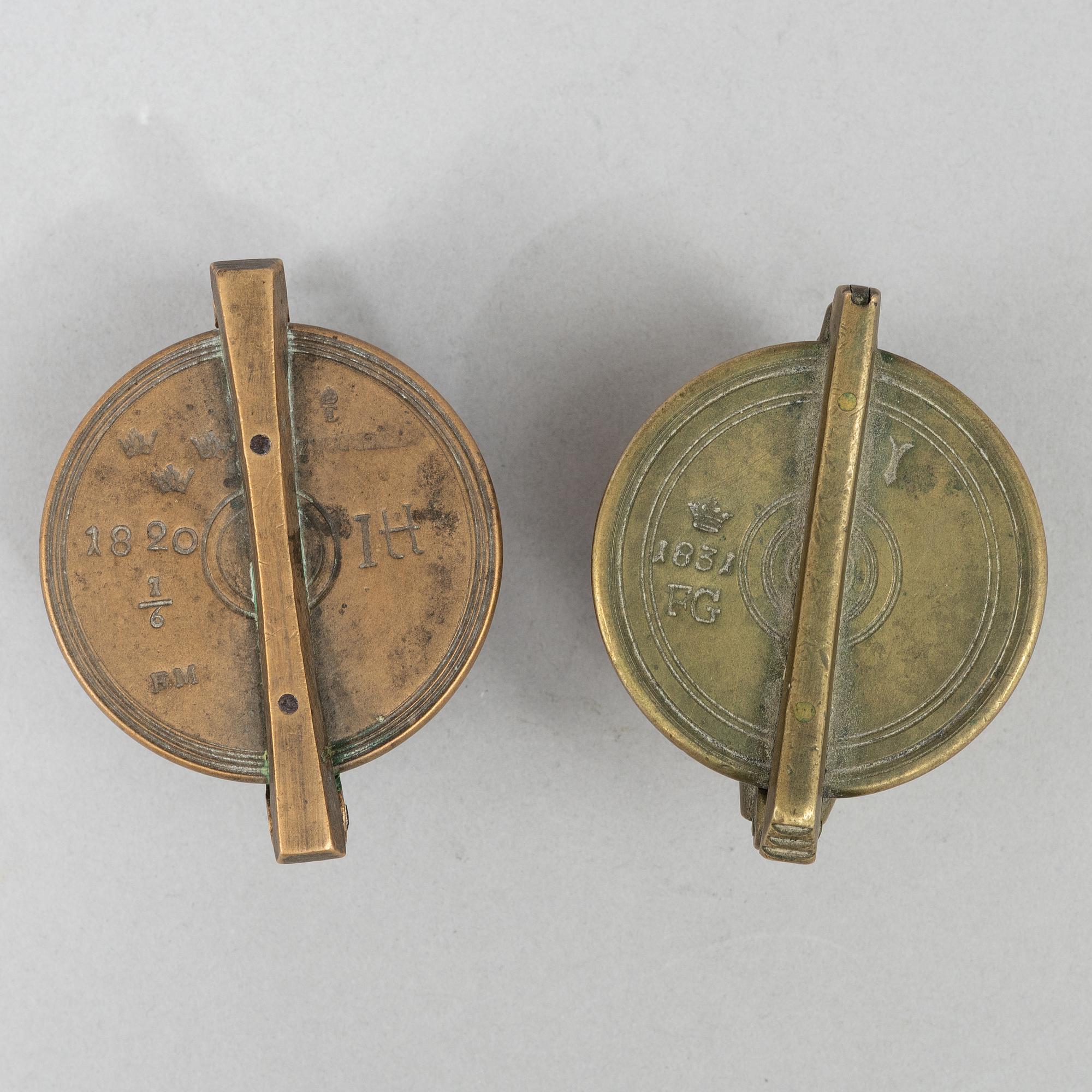 Viktsatser, 2 st, Fredric Mossberg, Södermanlands län, 1820, samt Carl Fredric Gleisman, Stockholm, 1831.