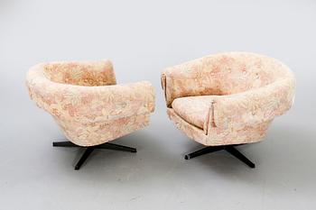 A pair of 1960/70s swivel chairs.