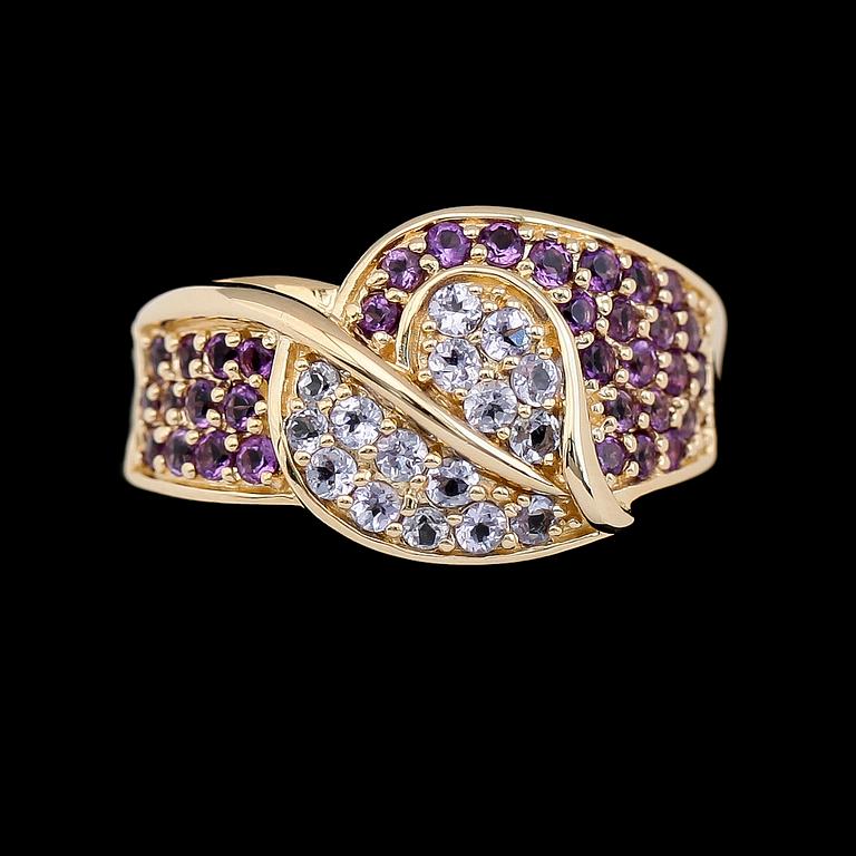 Ring, 10K guld, ametister och tanzaniter. Total vikt ca 5 g.