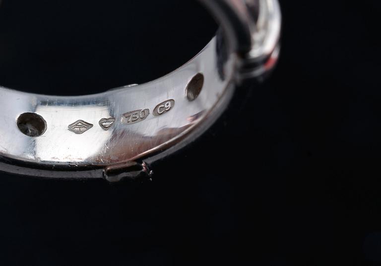 A RING, 5 brilliant cut diamonds c. 0.20 ct. A. Tillander Helsinki 2004. 18K white gold. Size 16-. Weight 8,2 g.