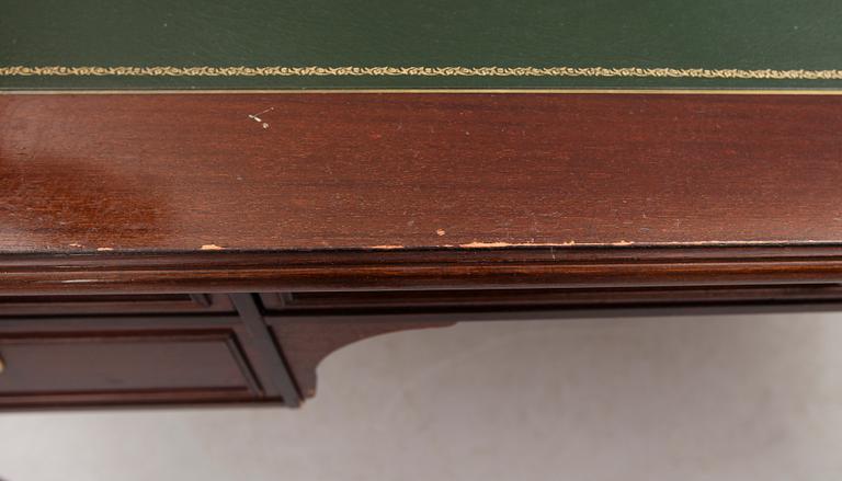 SKRIVBORD, gustaviank stil, 1900-talets andra hälft.