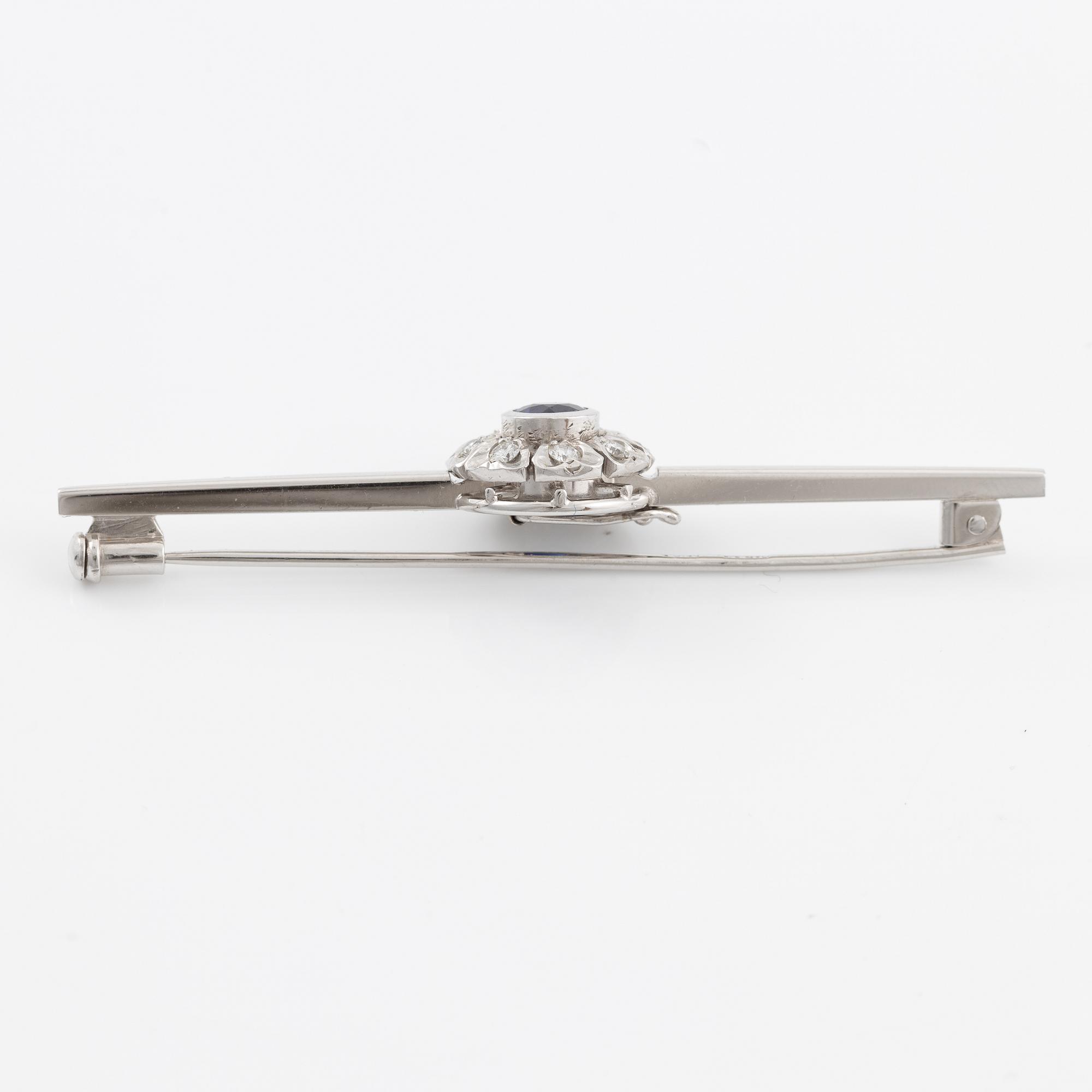 Brooch/pendant, 18K white gold with sapphire and brilliant-cut diamonds.