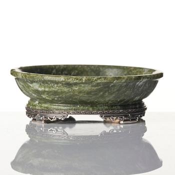 Skål, grön sten, med silvermontering, sen Qingdynasti / omkring 1900.