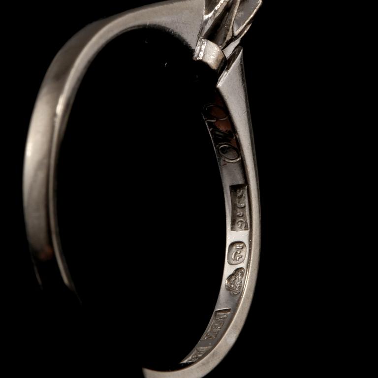 RING, 18k vitguld med briljantslipad diamant 0.10 ct, Sj &G, Göteborg, 1955. Vikt 3 g.