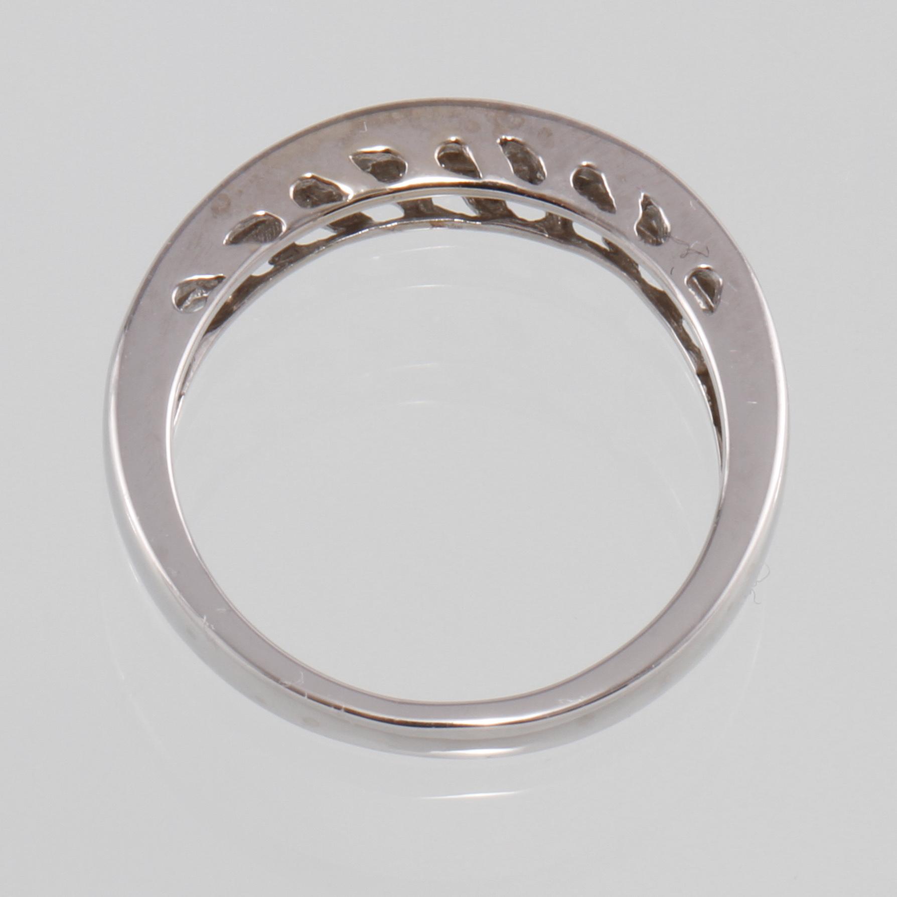 RING, 14K vitguld med 11 briljantslipade diamanter, utländska stämplar. Vikt 2,1 gram.