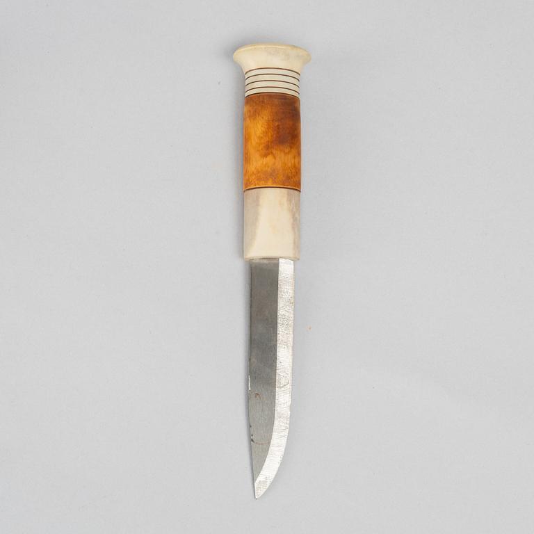 Thore Sunna, a reindeer horn knife.