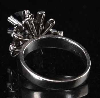 RING, 18k vitguld med briljantslipade diamanter och safir.