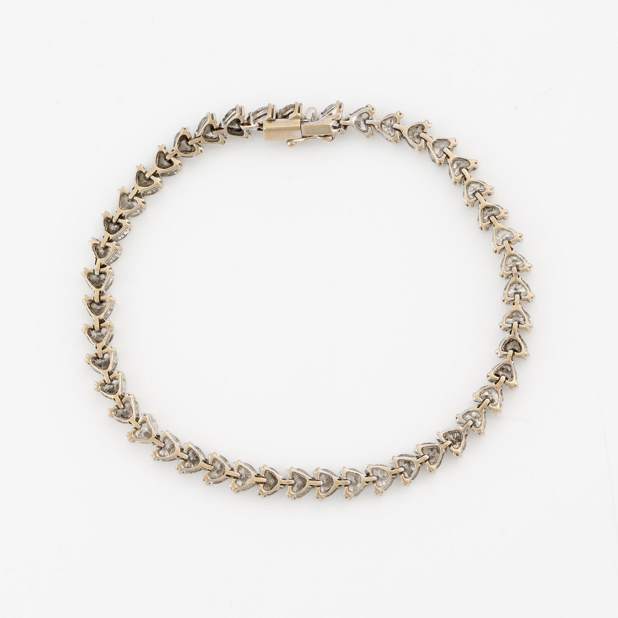 Armband 18K vitguld med hjärtformade briljantslipade diamanter.