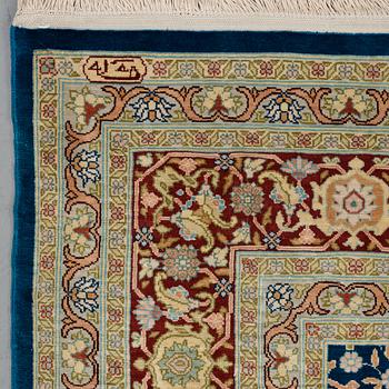 MATTA, old silke Hereke, ca 143,5 x 102,5 cm (samt kortsidorna med 1,5 cm slätväv på vardera sida).