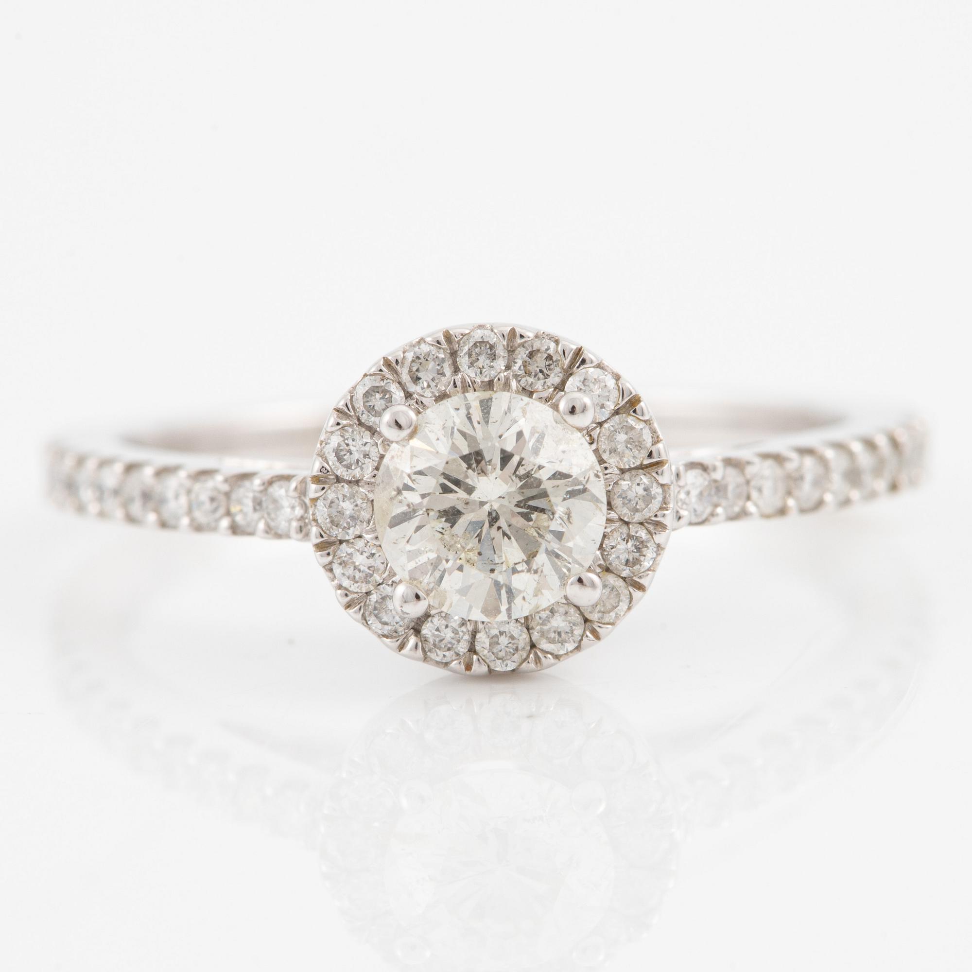 Ring, 14K white gold with brilliant-cut diamonds.