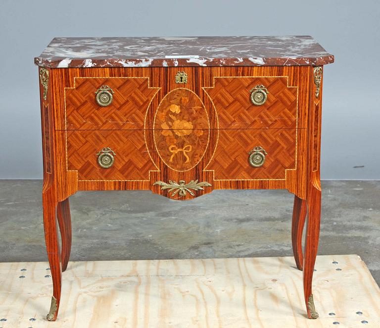 BYRÅ, gustaviansk stil, 1900-tal.