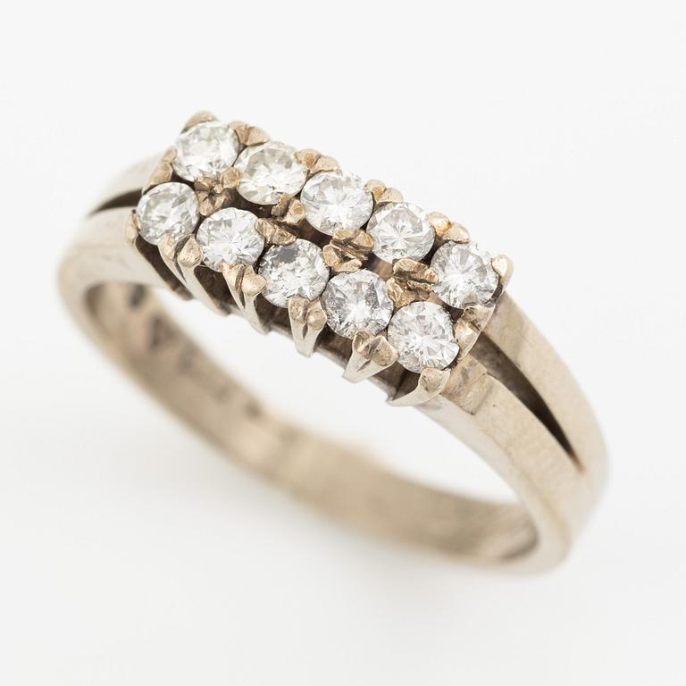 Ring, 18K vitguld med två rader med tio briljantslipade diamanter.