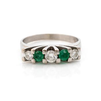 18K white gold ring set with round brilliant-cut diamonds and emeralds.