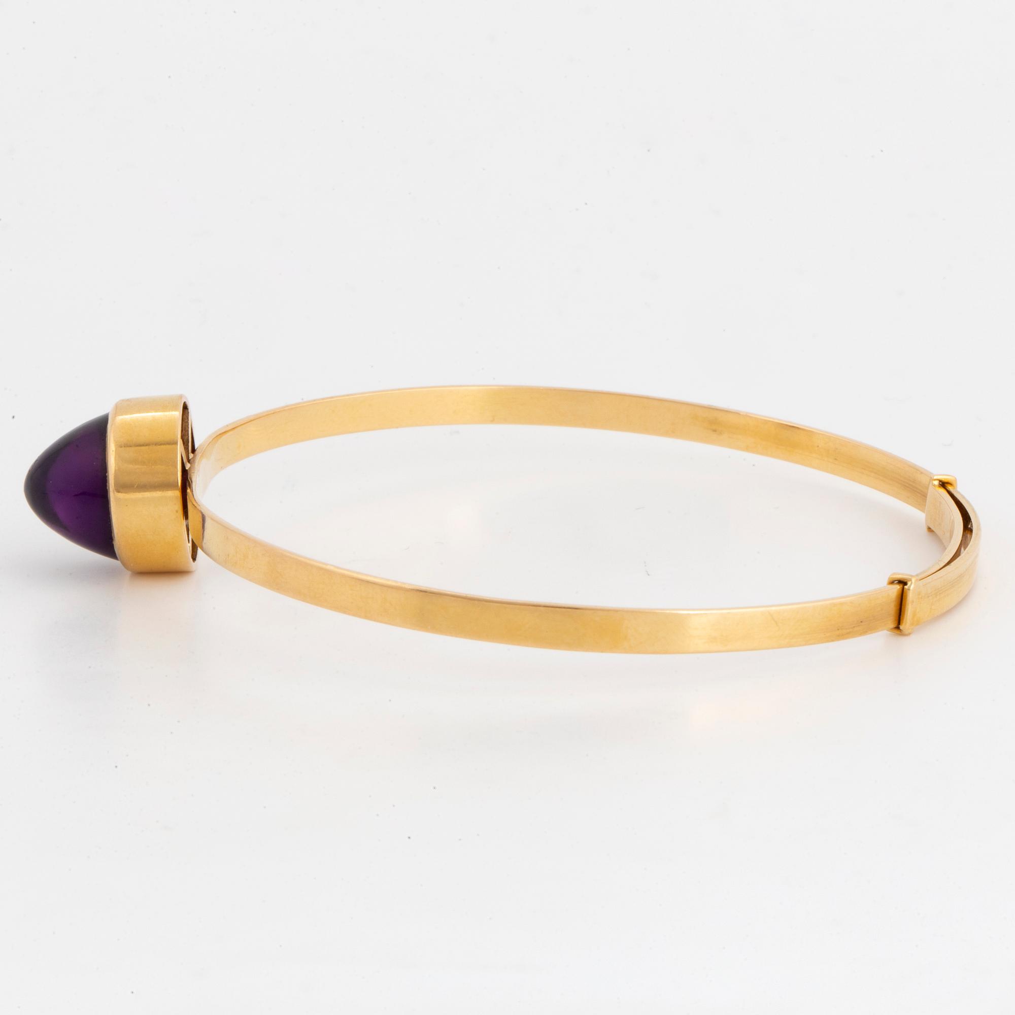 18K gold and sugarloaf-cut amethyst bangle.