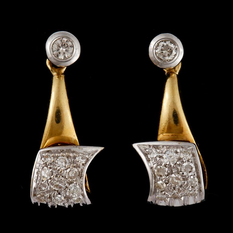 ÖRHÄNGEN, ett par, 18k guld samt vitguld med briljantslipade diamanter i olika storlekar tot ca 0,80 ct. Vikt ca 4,9 g.