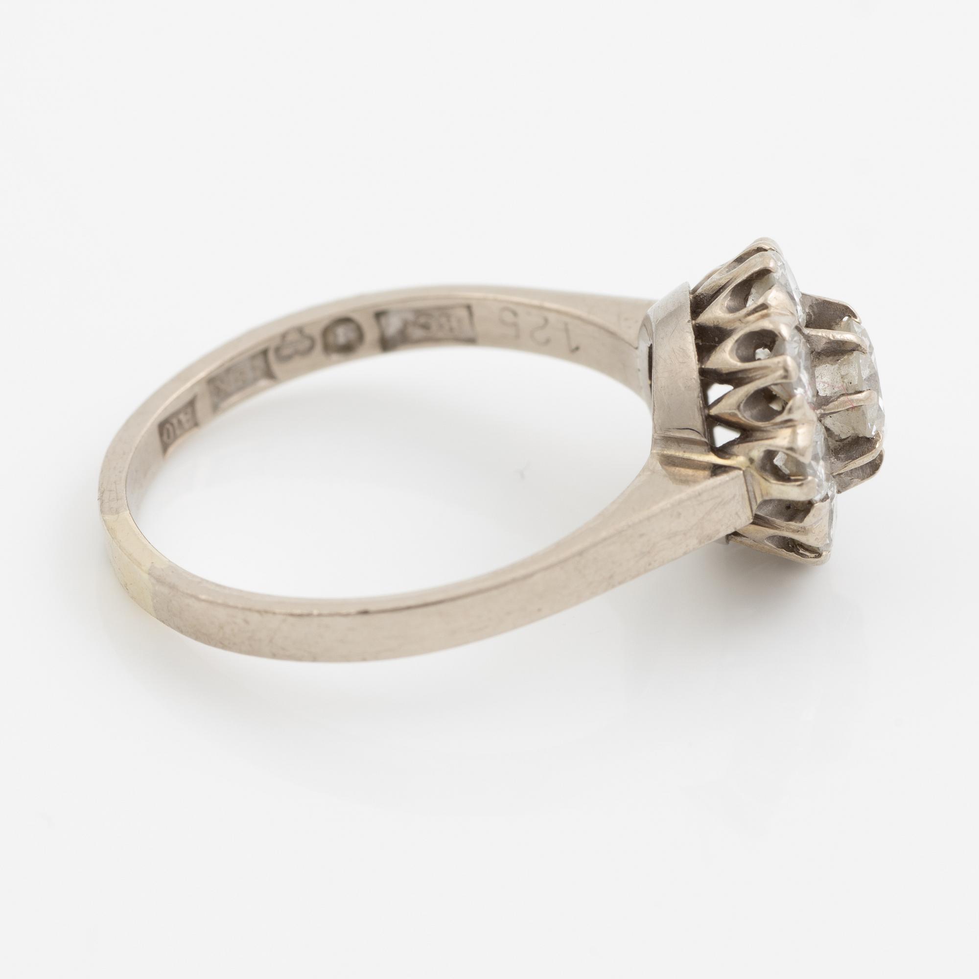 Ring, carmosé, i form av blombukett, 18K vitguld med briljantslipade diamanter.