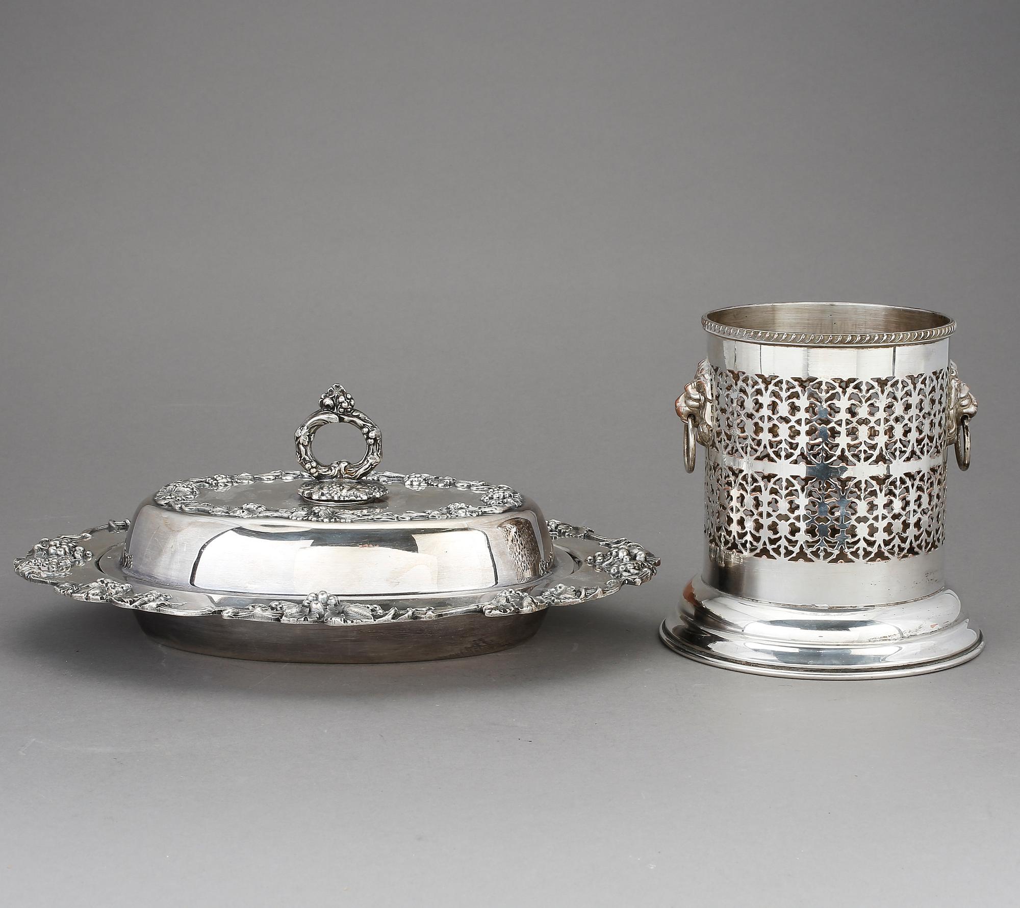 DUBBELKAROTT och COASTER, nysilver, England, 1900-tal.