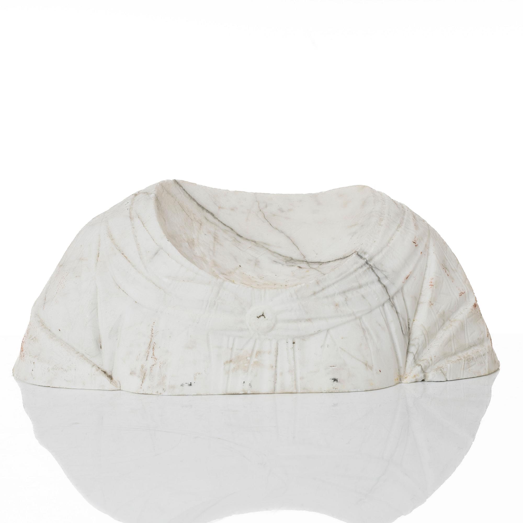 Antique-style bust, Carrara marble, 20th century.