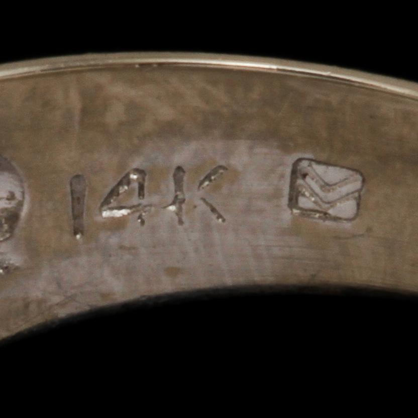 RING, 14k vitguld med prinsesslipade och baguettslipade diamanter, totalt ca 2.0 ct. Vikt 6 g.
