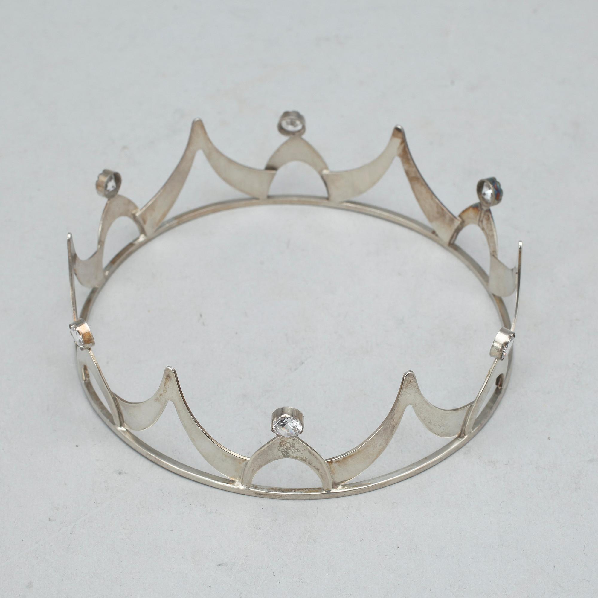 BRUDKRONA, sterling silver med vita briljantslipade stenar, handsmide, Albrecht, Lund, 1961. Vikt ca43,4g.