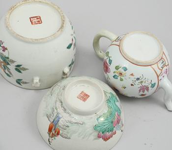 SKÅLAR, 2 st samt TEKANNA, porslin, Kina, 1900-tal.