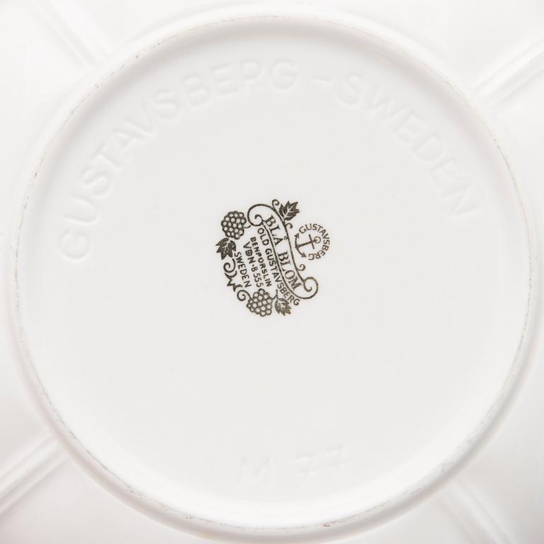 A 43-piece porcelain dinnerware set, "Blå blom", Gustavsberg.
