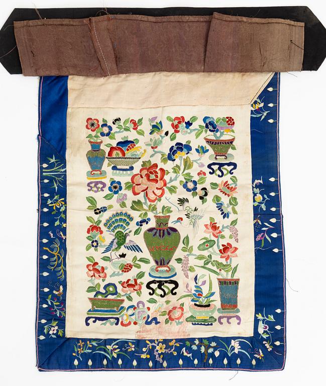 Sidenbroderier, fyra stycken, Kina, 1900-tal.