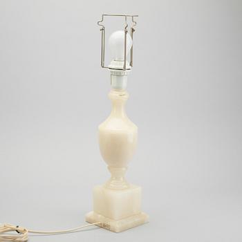 BORDSLAMPA, alabaster. 1900-talets andra hälft.