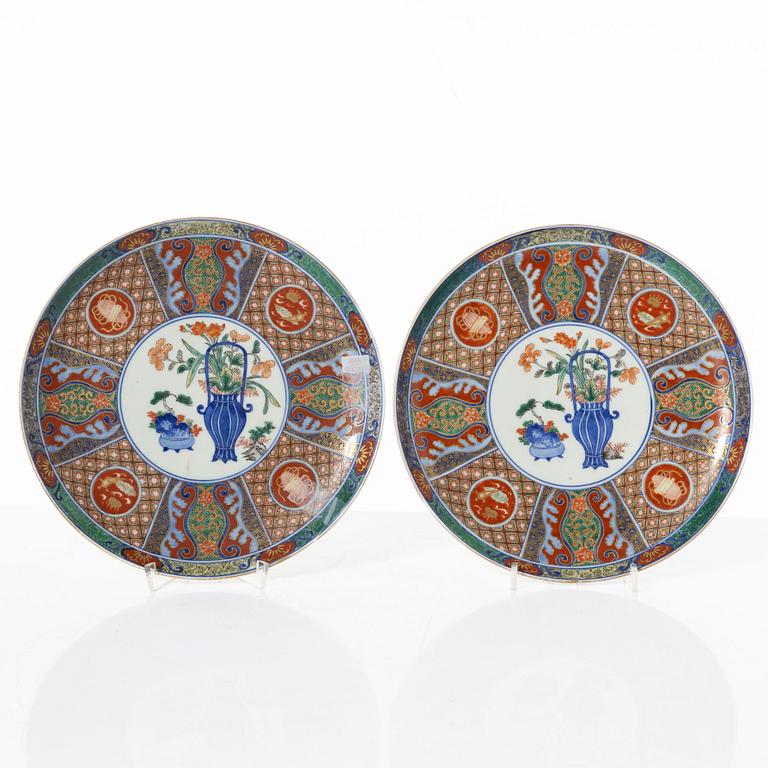 Tallrikar, fyra stycken, samt tekanna med lock, porslin. Japan, Meiji (1868-1912).