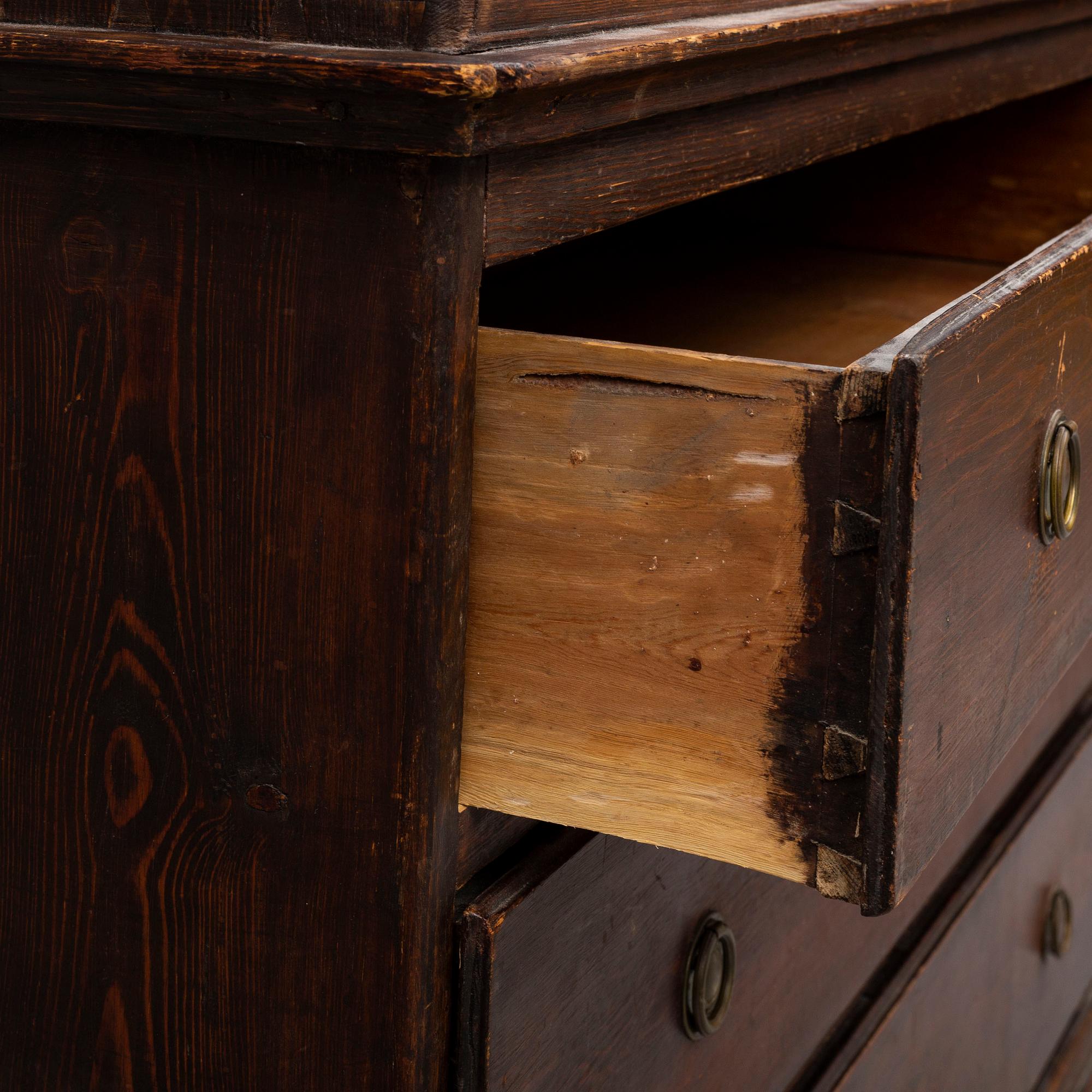 CHEST OF DRAWERS, second half of the 19th century.