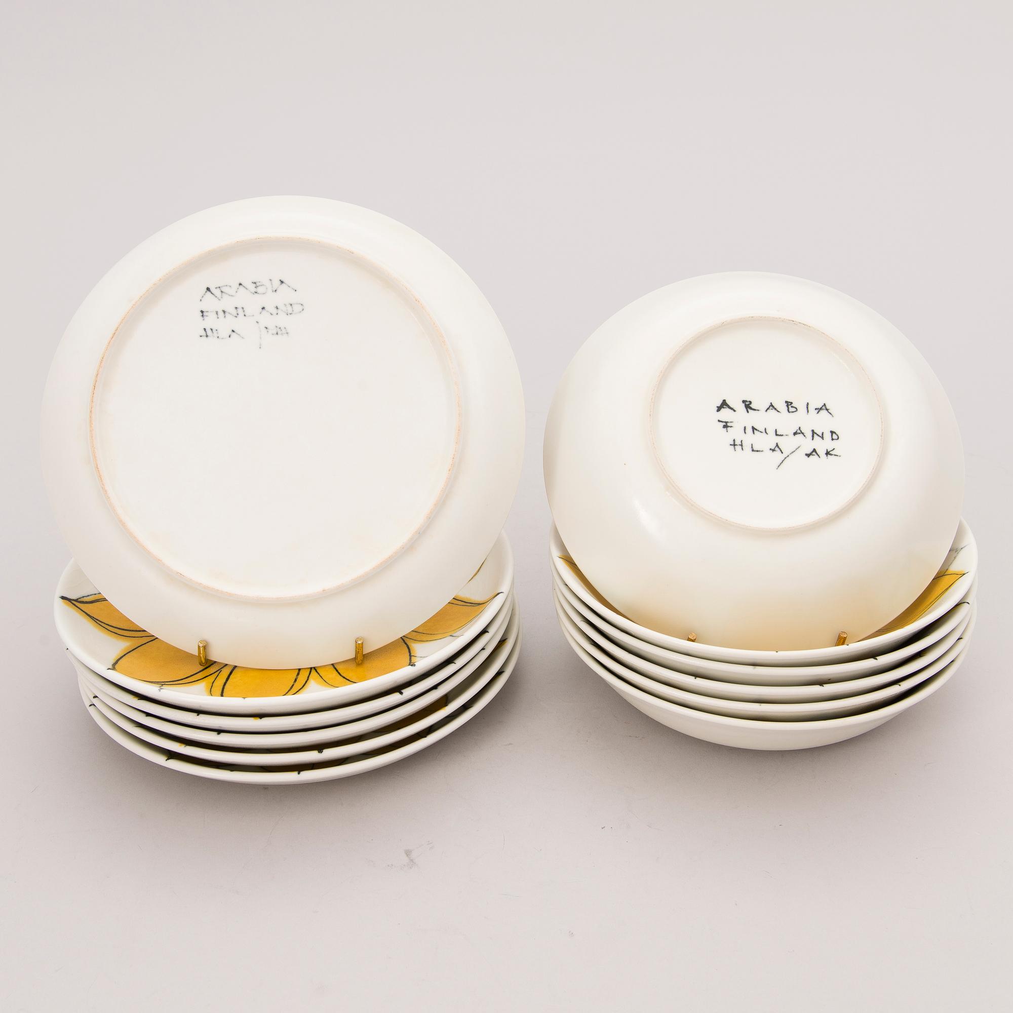 HILKKA-LIISA AHOLA, tallrikar, 12 st, 'Solros', fajans, i produktion 1960-75.