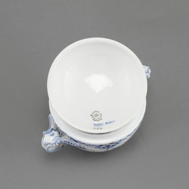 SERVISDELAR, 27 st, porslin, "Musselmalet", Royal Copenhagen, Danmark, 1900-talets andra hälft.