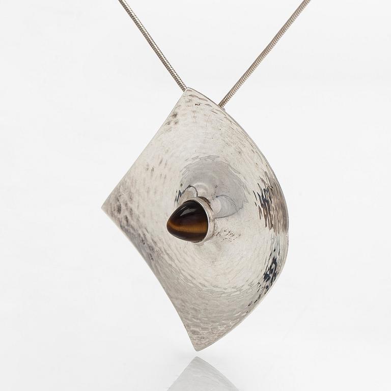 Elis Kauppi, a silver brooch/pendant, and tiger's eye. Kupittaan Kulta, Turku 1962.