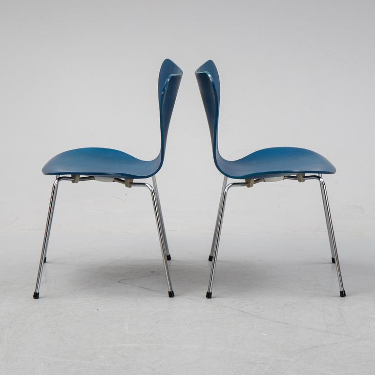 A set of six "Serie 7" chairs by Arne Jacobsen for Fritz Hansen, dated 1982.