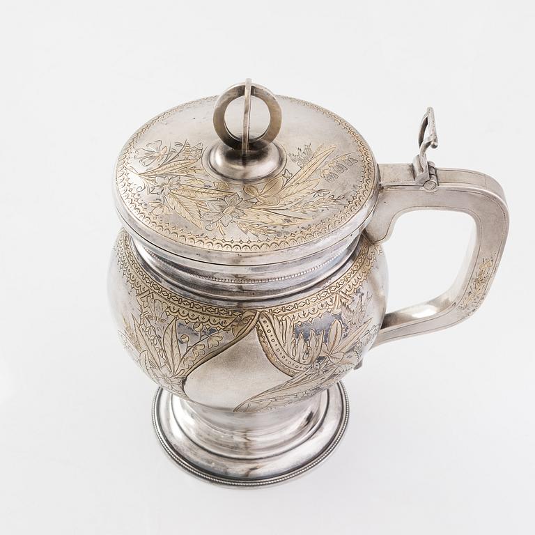 Petr Chumakov, dryckeskanna, silver och förgyllt silver, Moskva 1895.