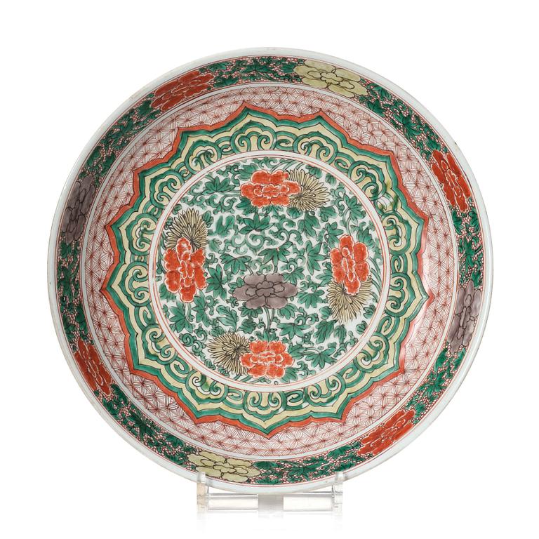 A famille verte dish, Qing dynasty, Kangxi (1662-1722).