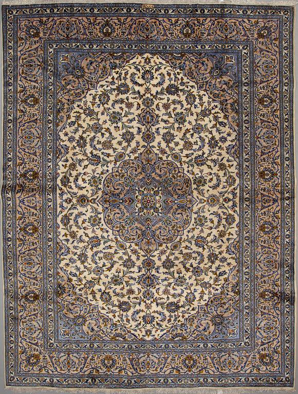 A CARPET, Kashan, ca 389 x 292 cm.