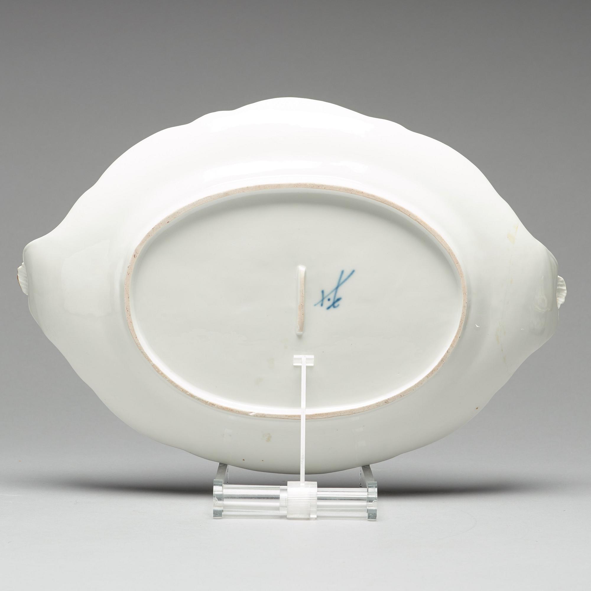 TERRIN med LOCK och FAT, porslin. Meissen, 1700-tal.