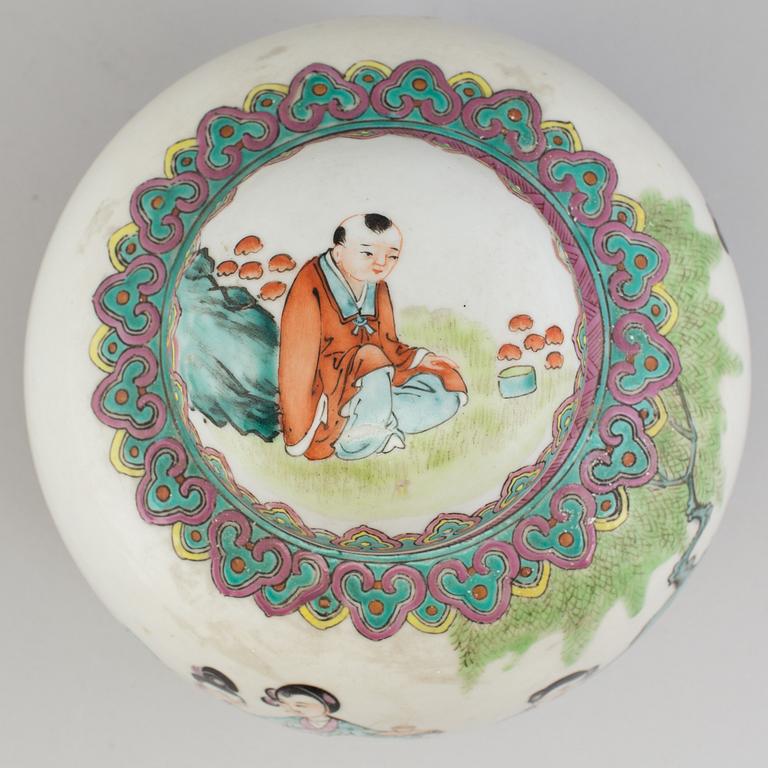 A Chinese porcelain late Qing jar with lid.