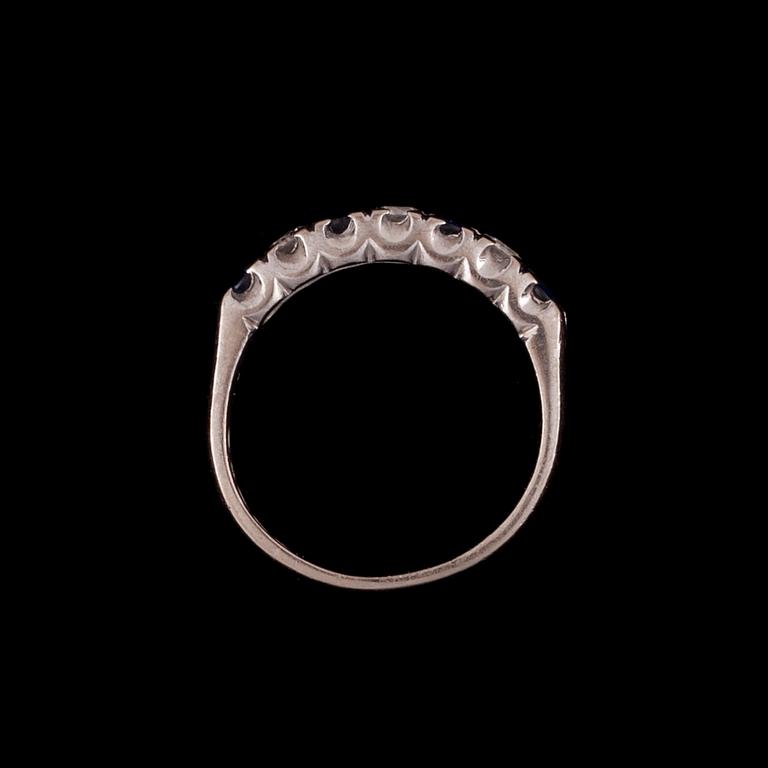 RINGAR, 2 st, 18K vitguld, diamanter och safirer. Vikt totalt ca 8,4 g.