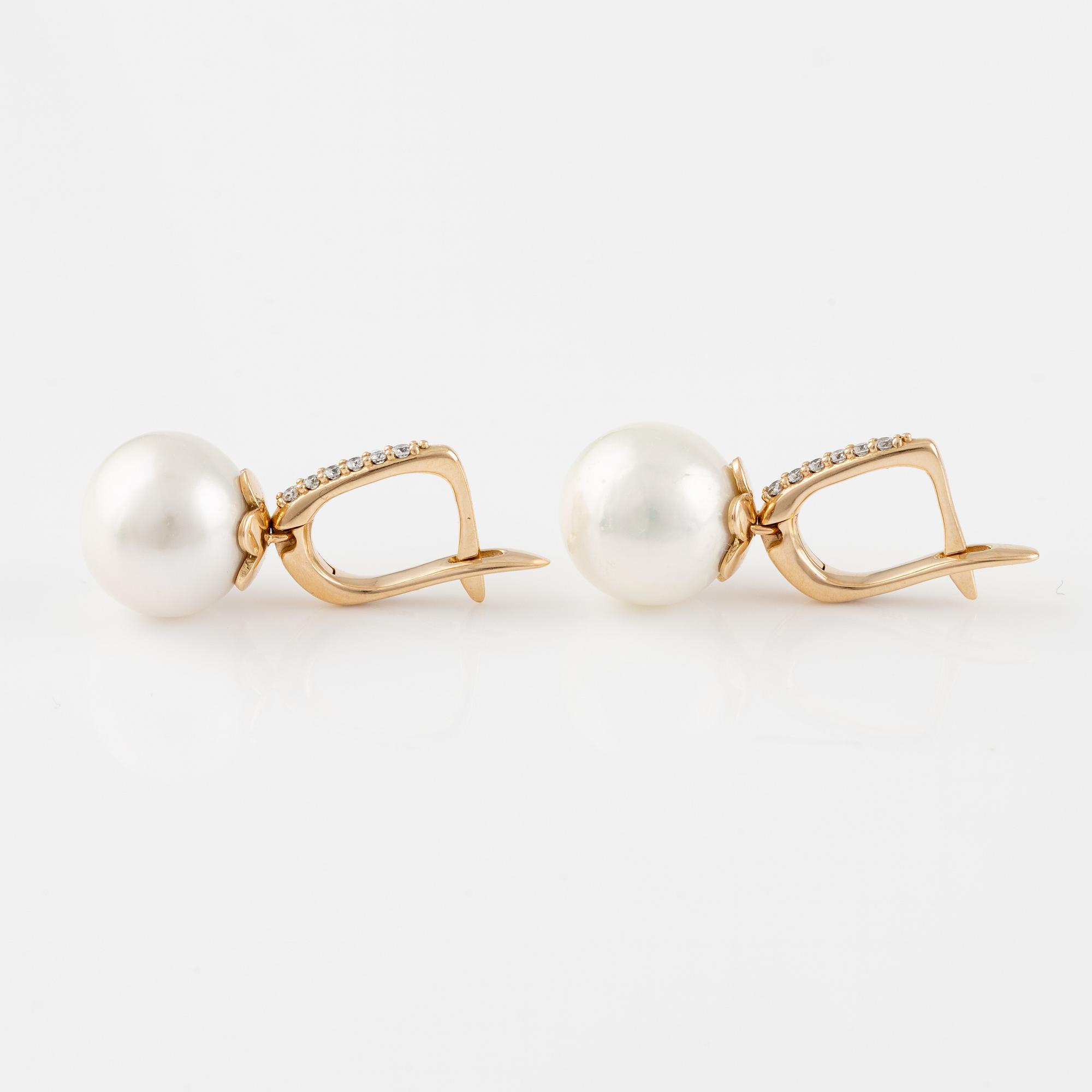 Ett par örhängen 18K guld med odlade sötvattenpärlor och runda briljantslipade diamanter.