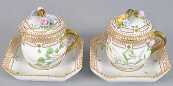 CREMEKOPPAR MED LOCK OCH FAT, 2 st, 
porslin, "Flora Danica" Royal Copenhagen, Danmark.