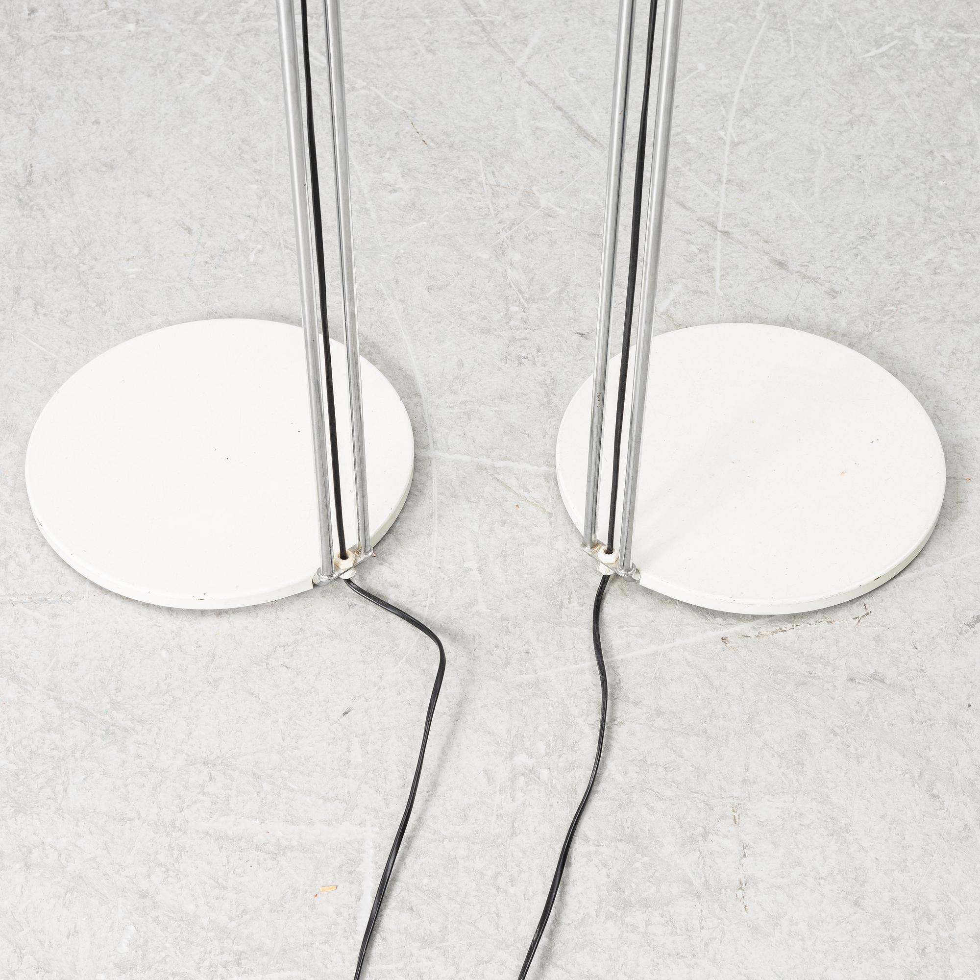 Per Sundstedt, golvlampor, ett par,  samt bordslampa, "Mars", Kosta Lampan, resp Ateljé Lyktan, sent 1900-tal.